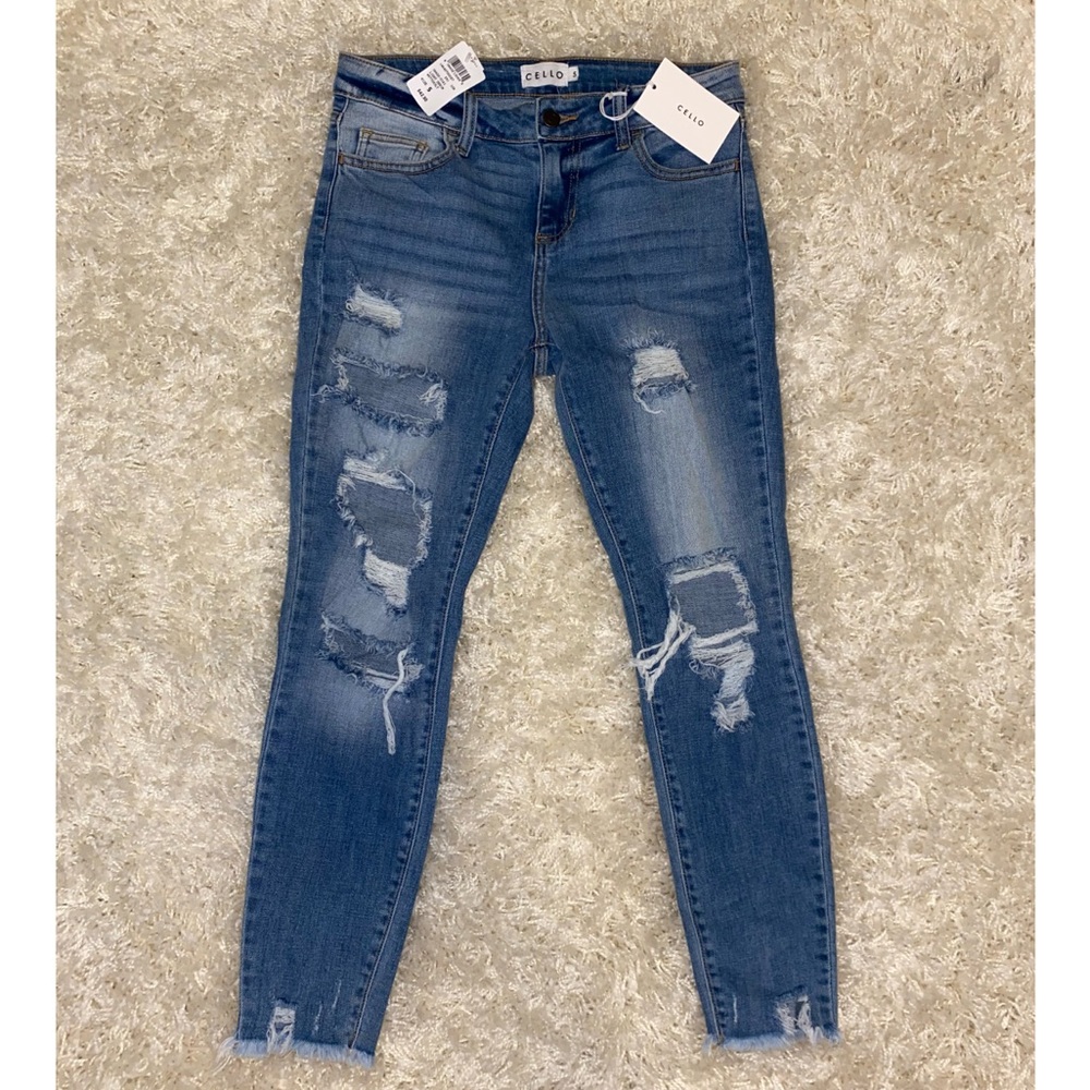 Light wash, mid rise, cropped skinny jeans from Windsor, size 5
